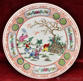 Antigüedades: PLATO EN PORCELANA DE MANUFACTURA CHINA CON DECORACIONES PINTADAS A MANO. FIRMADO EN LA BASE